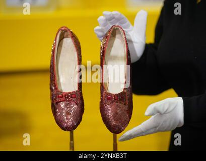 Die originalen Rubinschuhe, die die Hollywood-Schauspielerin und -Sängerin Judy Garland im Klassiker The Wizard of Oz aus dem Jahr 1939 bei Heritage Auctions London trug, bevor sie im nächsten Monat zur Auktion angeboten werden. Bilddatum: Mittwoch, 27. November 2024. Stockfoto