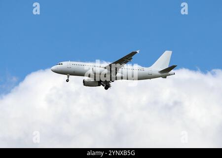 15.09.2024, Hannover, Niedersachsen, Deutschland - Airbus A320 der GetJet Airlines. A320, Airbus, Airbus A 320, Airline, aussen, Aussenaufnahme, Charterfluggesellschaft, deutsch, Deutschland, Europa, europaeisch, Ferien, Fernreise, Fliegen, Flieger, Flug, Flugbetrieb, Fluggesellschaft, Fluglinie, Flugreise, Flugtechnik, Flugverkehr, Flugzeug, GetJet Airlines, Hannover, in der Luft, Jet, Landeanflug, litauisch, Luftfahrt, Luftfahrtgesellschaft, Luftfahrtunternehmen, Lufthansa, Luftverkehr, LY-NOW, Niedersachsen, Passagierflugzeug, Passagiermaschine, QF, Querformat, Reise, Sinkflug, Tourismus, Transport Stockfoto