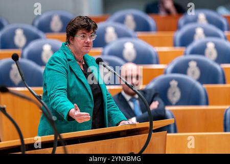 26. NOVEMBER 2024 Niederländisch Tweede Kamer Plenardebatte DEN HAAG, NIEDERLANDE - 26. NOVEMBER: Jacqueline van den Hil VVVD während der Plenardebatte im Tweede Kamer am 26. November 2024 in den Haag, Niederlande den Haag Tweede Kamer Niederlande Inhalte können in den Niederlanden nicht direkt oder indirekt über Dritte weiterverbreitet werden. Copyright: XJohnxBeckmannx Stockfoto