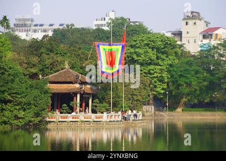 HANOI, VIETNAM - 13. DEZEMBER 2015: Jade-Tempel am Hoan Kiem See im historischen Zentrum von Hanoi in Nahaufnahme. Vietnam Stockfoto