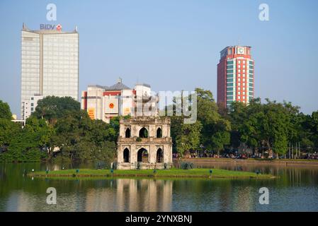 HANOI, VIETNAM - 13. DEZEMBER 2015: Blick auf den Turtle Tower auf dem See des zurückgekehrten Schwerts. Hanoi, Vietnam Stockfoto