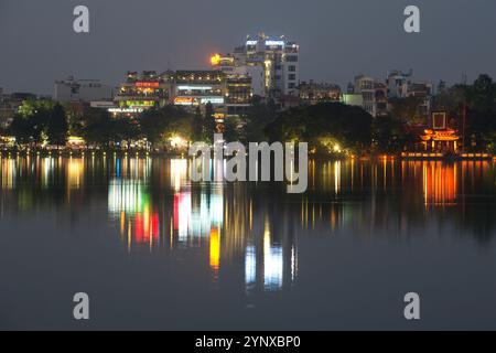 HANOI, VIETNAM - 13. DEZEMBER 2015: Hoan Kiem See in nächtlicher Beleuchtung. Hanoi Zentrum Stockfoto