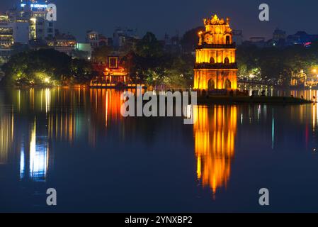 HANOI, VIETNAM - 13. DEZEMBER 2015: Alter Schildkrötentempel auf dem See in nächtlicher Beleuchtung. Historisches Zentrum von Hanoi Stockfoto