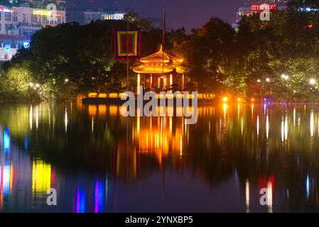 HANOI, VIETNAM - 13. DEZEMBER 2015: Jade Mountain Temple am Hoan Kiem See in nächtlicher Beleuchtung. Hanoi, Vietnam Stockfoto