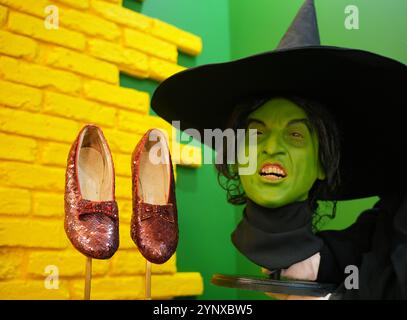 Die Original-Rubinschuhe der Hollywood-Schauspielerin und -Sängerin Judy Garland, die 1939 in dem Klassiker The Wizard of Oz bei Heritage Auctions London zu sehen waren, bevor sie im nächsten Monat zur Auktion angeboten werden. Sie sind zusammen mit dem originalen Hut der Wicked Witch of the West abgebildet, komplett mit original schwarzem Tüllschleier, wie Margaret Hamilton im Film getragen hat. Bilddatum: Mittwoch, 27. November 2024. Stockfoto