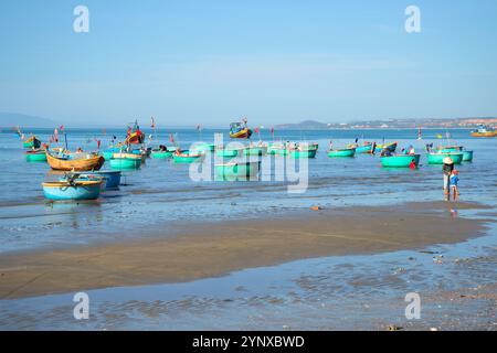 MUI NE, VIETNAM - 25. DEZEMBER 2015: Angeln von Rundbooten im Hafen von Mui ne. Vietnam Stockfoto