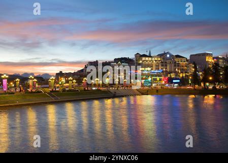 DALAT, VIETNAM - 26. DEZEMBER 2015: Stadtmitte in der Abenddämmerung. Dalat, Vietnam Stockfoto