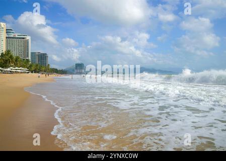 NHA TRANG, VIETNAM - 30. DEZEMBER 2015: Surfen am Stadtstrand Stockfoto