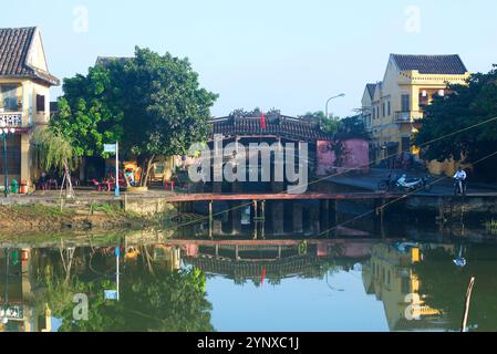 HOI AN, VIETNAM - 4. JANUAR 2016: Alte japanische Brücke über den Fluss Thu Bon in der urbanen Landschaft. Hoi An, Vietnam Stockfoto