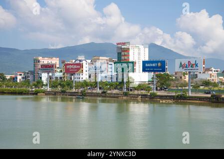 DANANG, VIETNAM - 6. JANUAR 2016: Blick auf den Damm des Han-Flusses an einem sonnigen Tag Stockfoto
