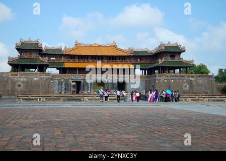 HUE, VIETNAM - 08. JANUAR 2016: Blick auf das Mittagstor der Verbotenen Purpurstadt in Hue. Vietnam Stockfoto