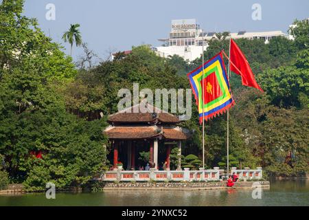 HANOI, VIETNAM - 10. JANUAR 2016: Alter Jadetempel auf dem See im historischen Zentrum von Hanoi. Vietnam Stockfoto