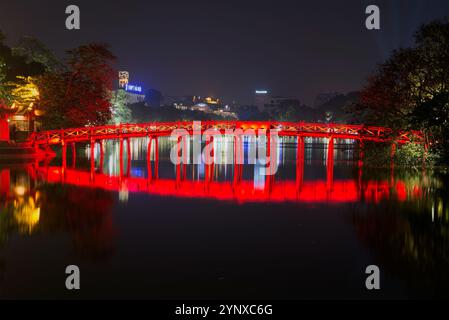 HANOI, VIETNAM - 10. JANUAR 2016: Rote Brücke (Brücke des Morgenlichts) in Nachtbeleuchtung Stockfoto