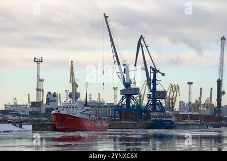 SANKT PETERSBURG, RUSSLAND - 17. FEBRUAR 2016: Wintertag im Sankt Petersburger Hafen Stockfoto