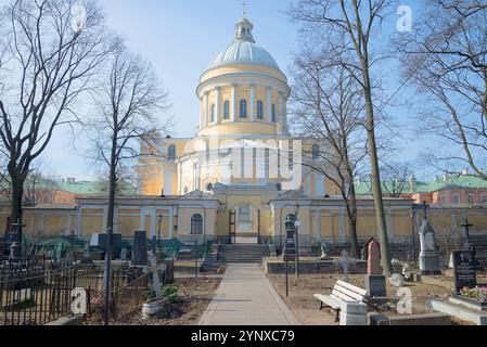 SANKT PETERSBURG, RUSSLAND - 30. MÄRZ 2016: Dreifaltigkeitskathedrale in der Alexander-Newski-Lavra an einem Märztag in Sankt Petersburg Stockfoto