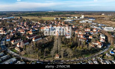 Senftenberg, Deutschland. November 2024. Die Nachmittagssonne erleuchtet die kreisförmige Gartenstadt Marga, die Anfang des 20. Jahrhunderts im späten Jugendstil erbaut wurde (aus der Vogelperspektive mit einer Drohne). Es war einst Wohnsiedlung für Arbeiter der Ilse Bergbau AG. Nach Angaben des Deutschen Wetterdienstes werden sich die Wolken in Brandenburg am Nachmittag erhöhen. Gegen Abend wird es aus Sachsen-Anhalt regnen, das in einigen Gegenden am Donnerstagabend stark sein wird. Die Temperaturen in der Nacht erreichen 3 bis 6 Grad. Vermerk: Frank Hammerschmidt/dpa/Alamy Live News Stockfoto