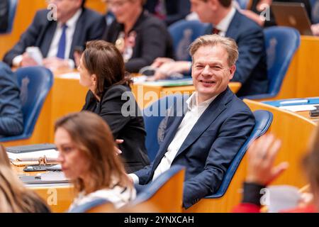 26. NOVEMBER 2024 Niederländisch Tweede Kamer Plenardebatte DEN HAAG, NIEDERLANDE - 26. NOVEMBER: Pieter Omtzigt NSC während der Plenardebatte im Tweede Kamer am 26. November 2024 in den Haag Tweede Kamer Niederlande den Haag Tweede Kamer Niederlande Inhalte können nicht direkt oder indirekt über Dritte weiterverbreitet werden. Copyright: XJohnxBeckmannx Stockfoto