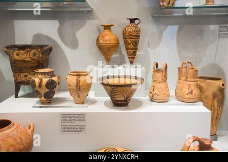 Heraklion Museum, Blick auf eine Ausstellung mit aufwendig dekorierten Gefäßen aus der alten minoischen Zeit, Heraklion Archäologisches Museum, Kreta Stockfoto