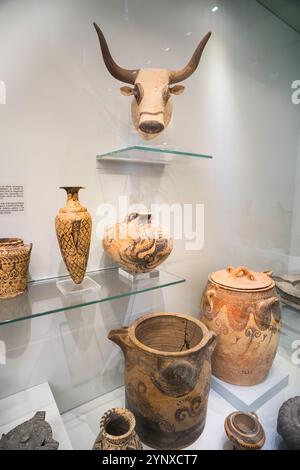 Kreta-Museum, Blick auf eine Ausstellung mit einem Ton-Stierkopf und dekorierten Gefäßen aus der alten minoischen Zeit, Heraklion Archäologisches Museum Stockfoto