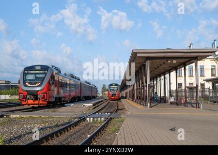 RYBINSK, RUSSLAND - 25. AUGUST 2024: Sonniger Augustmorgen auf dem Bahnhof Rybinsk Stockfoto
