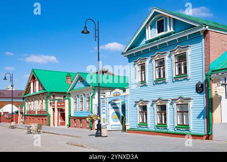 KASAN, RUSSLAND - 01. SEPTEMBER 2024: Antike Häuser auf der Kayum Nasyri Straße an einem sonnigen Tag. Tatarensiedlung Stockfoto