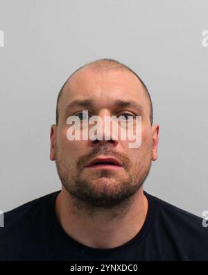 Foto der Metropolitan Police von Stephen Loring, der am 25. November der Verschwörung zum Raubüberfall am Kingston Crown Court für schuldig befunden wurde. Loring und James Dixon waren Teil eines Netzwerkes für organisierte Kriminalität in South London und zielten auf Bargeld in Transportern, Postämtern und einem Juwelier in einer Flut bösartiger Angriffe ab, bei denen die Opfer schwere Verletzungen erlitten. Ausgabedatum: Mittwoch, 27. November 2024. Stockfoto