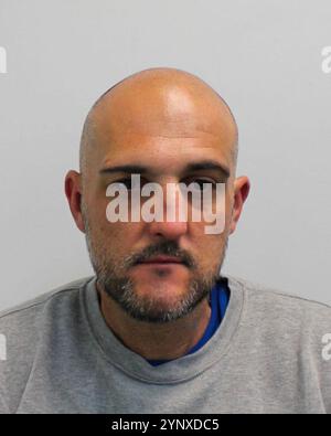 Foto der Metropolitan Police von James Dixon (42), der sich während einer Verhandlung am 28. Oktober des Wimbledon Magistrates' Court schuldig bezeichnete, Raub zu begehen, Diebstahl, Bargeld und Besitz einer Angriffswaffe zu begehen. Dixon und Stephen Loring waren Teil eines Netzwerkes für organisierte Kriminalität in South London und zielten auf Bargeld in Transportern, Postämtern und einem Juwelier in einer Flut bösartiger Angriffe ab, bei denen die Opfer schwere Verletzungen erlitten. Ausgabedatum: Mittwoch, 27. November 2024. Stockfoto