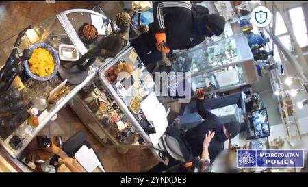 DIE REDAKTEURE MERKEN AN, DASS das FILMMATERIAL BEI DER QUELLE Screen Grab VERSCHWOMMEN IST, das aus der undatierten Ausgabe von CCTV-FILMMATERIAL stammt, das den Raub eines antiken Juweliergeschäfts in Chelsea zeigt, bei dem zwei Ladenarbeiter in ihren 70ern mit einem Klauenhammer angegriffen wurden. James Dixon und Stephen Loring waren Teil eines Netzwerks für organisierte Kriminalität in South London und zielten auf Bargeld in Transportern, Postfilialen und Juwelieren in einer Flut von bösartigen Angriffen, bei denen die Opfer schwere Verletzungen erlitten. Ausgabedatum: Mittwoch, 27. November 2024. Stockfoto