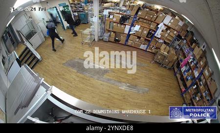 DIE REDAKTEURE MERKEN, DASS das VIDEO AN DER QUELLE VERSCHWOMMEN IST Screen Grab aus dem CCTV-Videomaterial von 31/05/24, das den Raub in einem Laden in der Hauptstraße zeigt, entnommen wurde. James Dixon und Stephen Loring waren Teil eines Netzwerks für organisierte Kriminalität in South London und zielten auf Bargeld in Transportern, Postfilialen und Juwelieren in einer Flut von bösartigen Angriffen, bei denen die Opfer schwere Verletzungen erlitten. Ausgabedatum: Mittwoch, 27. November 2024. Stockfoto