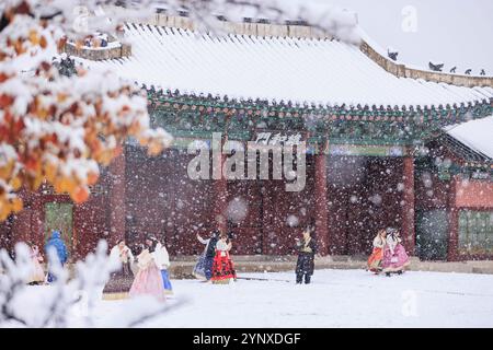 Seoul, Südkorea. November 2024. Dieses Foto, aufgenommen am 27. November 2024, zeigt Menschen, die die Aussicht im Schnee in Seoul, Südkorea, genießen. Die südkoreanische Hauptstadt verzeichnete einen Rekordschneefall im November, mit mehr als 16 cm Schnee bedeckt Seoul, teilte der Wetterdienst am Mittwoch mit. Quelle: Park Jintaek/Xinhua/Alamy Live News Stockfoto