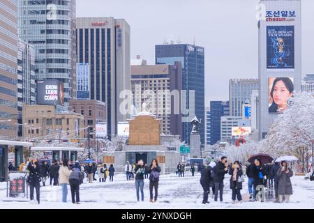 Seoul, Südkorea. November 2024. Dieses Foto vom 27. November 2024 zeigt einen Blick auf die Stadt nach dem Schneefall in Seoul, Südkorea. Die südkoreanische Hauptstadt verzeichnete einen Rekordschneefall im November, mit mehr als 16 cm Schnee bedeckt Seoul, teilte der Wetterdienst am Mittwoch mit. Quelle: Park Jintaek/Xinhua/Alamy Live News Stockfoto