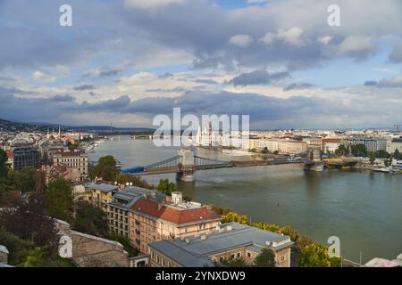 Budapest, Ungarn - 28. Oktober 2022: Erleben Sie den atemberaubenden Blick auf die atemberaubende Donau, die durch Budapest fließt Stockfoto