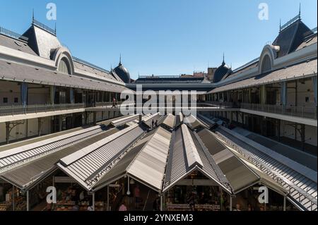 Porto, Portugal - 12. September 2024 : geschäftige Marktszene in einem lebhaften Open-Air-Raum mit Käufern bei hellem Tageslicht Stockfoto