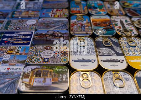 Porto, Portugal - 12. September 2024 : verschiedene Sardinendosen zeigen künstlerische Designs, die von der Kultur Portos inspiriert sind. Stockfoto