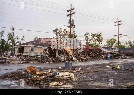 New Orleans, LA, USA - 2005: Zerstörte Häuser und Trümmer, die durch den Wasseransturm des Industrial Canal Levee Break im Lower Ninth Ward nach dem Hurrikan Katrina hinterlassen wurden Stockfoto