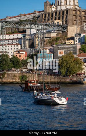 Porto, Portugal - 13. September 2024: Segelboote auf dem Fluss Douro unter der berühmten Brücke Dom Luis I in Porto Stockfoto