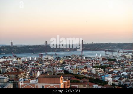 Lissabon, Portugal - 10. September 2024 : Ein atemberaubender Sonnenuntergang beleuchtet Lissabons pulsierende Stadtlandschaft und zeigt seine Architektur. Stockfoto