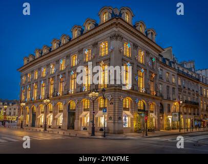 Paris, Frankreich - 11 24 2024: Place vendome. Blick auf die Fassade von Louis Vuitton mit weihnachtsdekoration bei Nacht Stockfoto