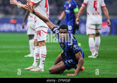 Mailand, Italien. November 2024. Denzel Dumfries vom FC Internazionale reagiert während der UEFA Champions League 2024/25 League-Phase – Matchday5 Fußballspiel zwischen FC Internazionale und RB Leipzig im San Siro Stadium Credit: dpa/Alamy Live News Stockfoto