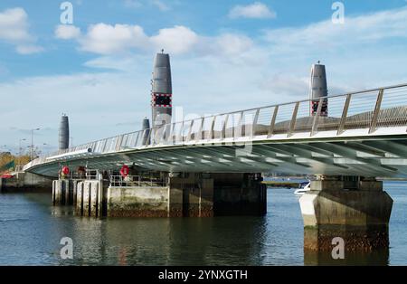 Geschlossene Doppelsegel Doppelblättrige Bascule Lifting Bridge mit Blättern abgesenkt Poole, Dorset, UK Stockfoto