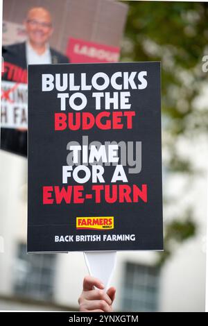 London, Großbritannien. November 2024. Protestzeichen bei der London Farming Rally in Whitehall, als Protest gegen die Pläne der Regierung, die Erbrecht auf landwirtschaftliche Grundstücke auf 50 % für landwirtschaftliche Betriebe zu senken. Stockfoto