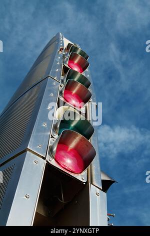 Hohe Säule der Twin Sails Bascule Lifting Bridge mit blinkenden Warnleuchten für die Verkehrskontrolle, Poole UK Stockfoto