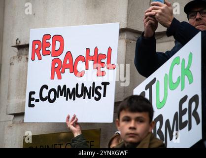 London, Großbritannien. November 2024. Protestzeichen bei der London Farming Rally in Whitehall, als Protest gegen die Pläne der Regierung, die Erbrecht auf landwirtschaftliche Grundstücke auf 50 % für landwirtschaftliche Betriebe zu senken. Stockfoto