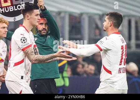 Mailand, Italie. November 2024. Benjamin SESKO von RB Leipzig und Andre SILVA von RB Leipzig während des Fußballspiels UEFA Champions League, League Phase MD5 zwischen FC Internazionale und RB Leipzig am 26. November 2024 im Giuseppe-Meazza-Stadion in Mailand, Italien - Foto Matthieu Mirville (F Bertani)/DPPI Credit: DPPI Media/Alamy Live News Stockfoto