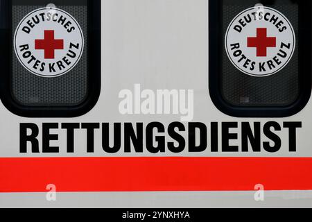 Neuwied, Deutschland - 1. Juli 2009: Teil der Rückseite eines Rettungswagens mit der Aufschrift „Rettungsdienst“ und dem Emblem des G Stockfoto