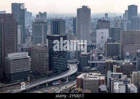 Eine Hochstraße, die sich durch osakas dichte Stadtlandschaft kurvt Stockfoto