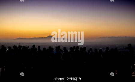 Touristen beobachten den Sonnenaufgang über dem fuji und der Stadtlandschaft Stockfoto