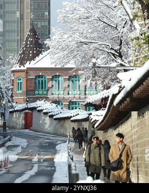 Seoul, Südkorea. November 2024. Die Menschen genießen die Schneelandschaft in Seoul, Südkorea, 27. November 2024. Die südkoreanische Hauptstadt verzeichnete einen Rekordschneefall im November, mit mehr als 16 cm Schnee bedeckt Seoul, teilte der Wetterdienst am Mittwoch mit. Quelle: Yao Qilin/Xinhua/Alamy Live News Stockfoto