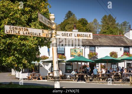 Großbritannien, England, Cumbria, Langdale, Elterwater, alte gusseiserne Wegweiser vor dem Britannia Inn Stockfoto