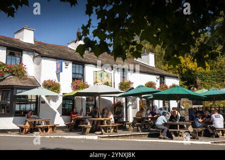 Großbritannien, England, Cumbria, Langdale, Elterwater, Gäste bei Sonnenschein vor dem Britannia Inn Pub Stockfoto